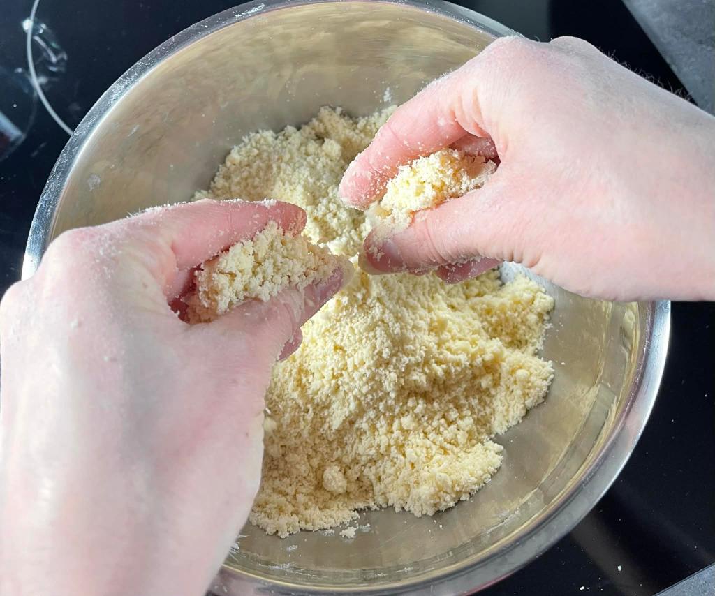 Trapi tešla, sviestas įtrinamas į miltus