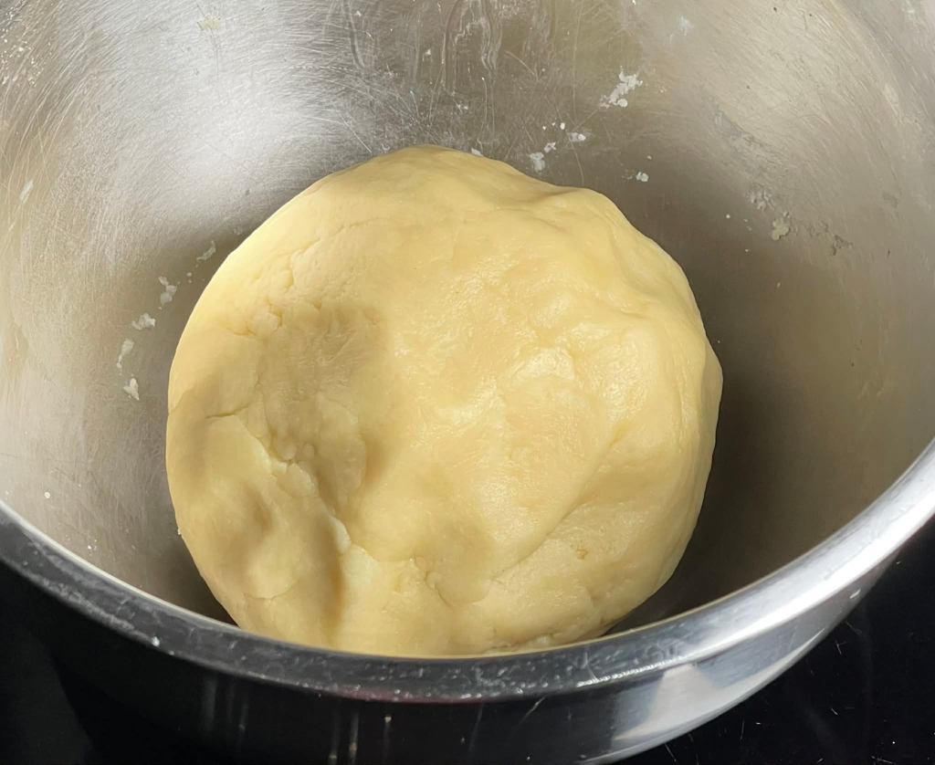 Suformuotas minkštas trapios tešlos kamuolys