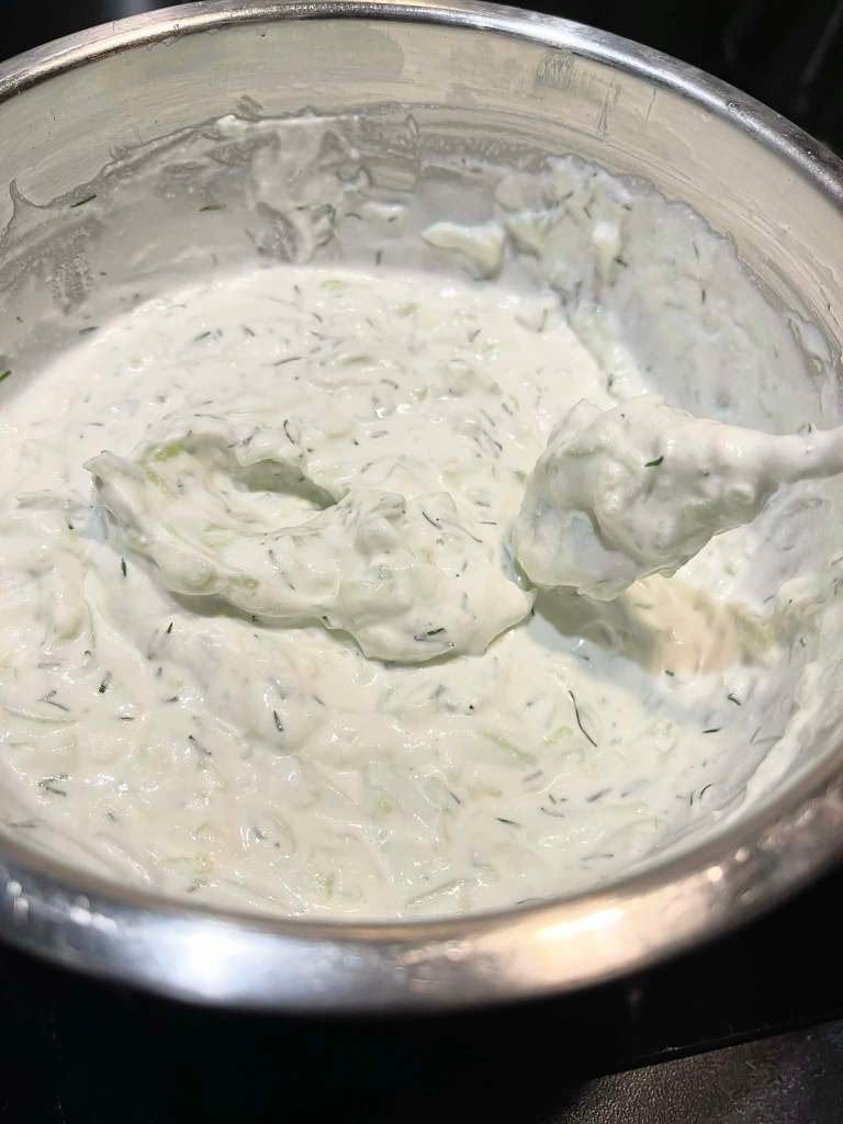 Graikiškas naminis tzatziki padažas su agurkais ir jogurtu dubenyje