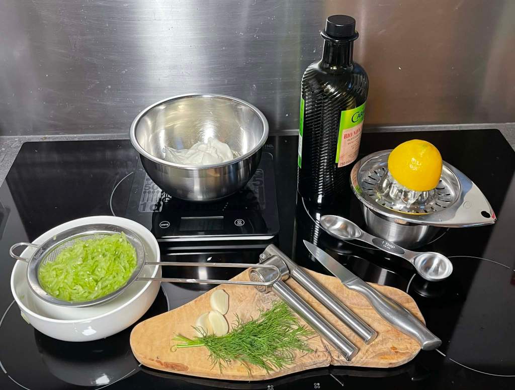 Ruošiamas graikiškas naminis tzatziki padažas su agurkais ir jogurtu