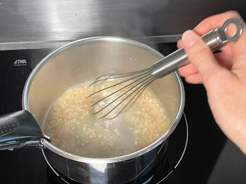 Garstyčių padažas, puode vyksta skysčio redukcija