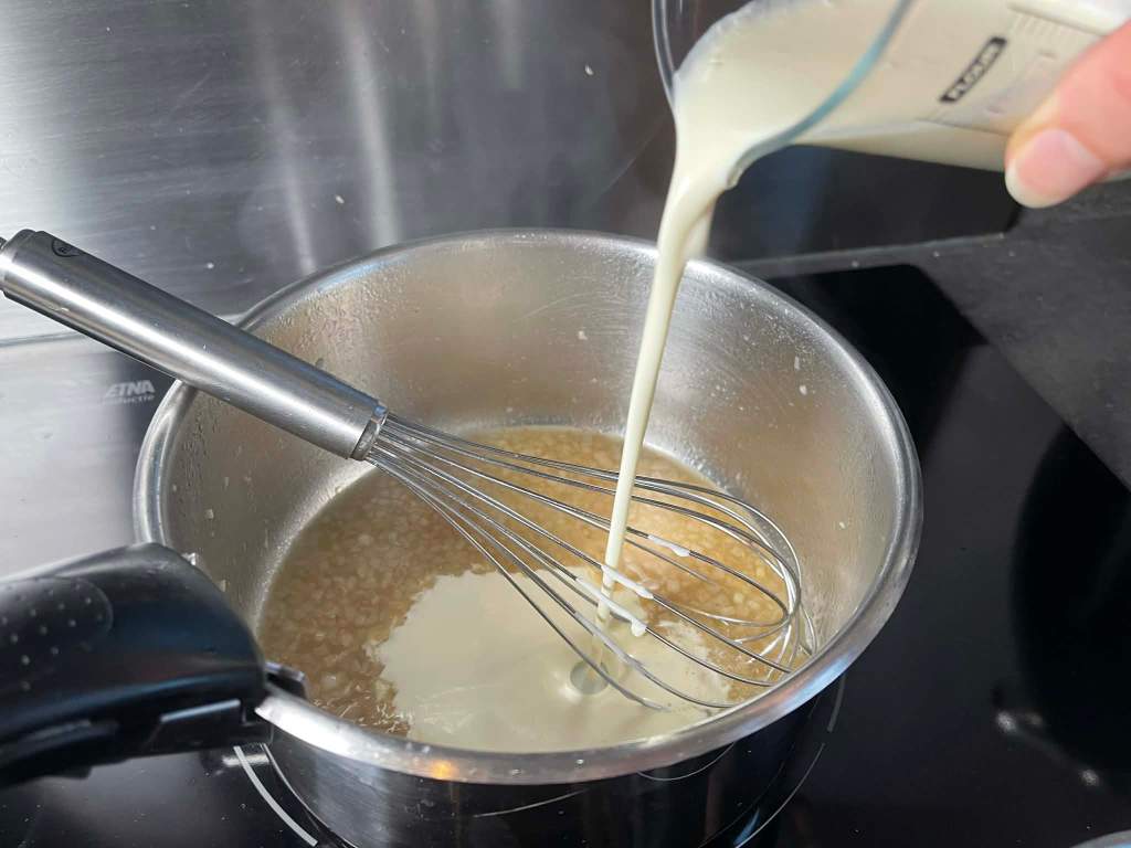 Garstyčių padažas, pilama grietinėlė