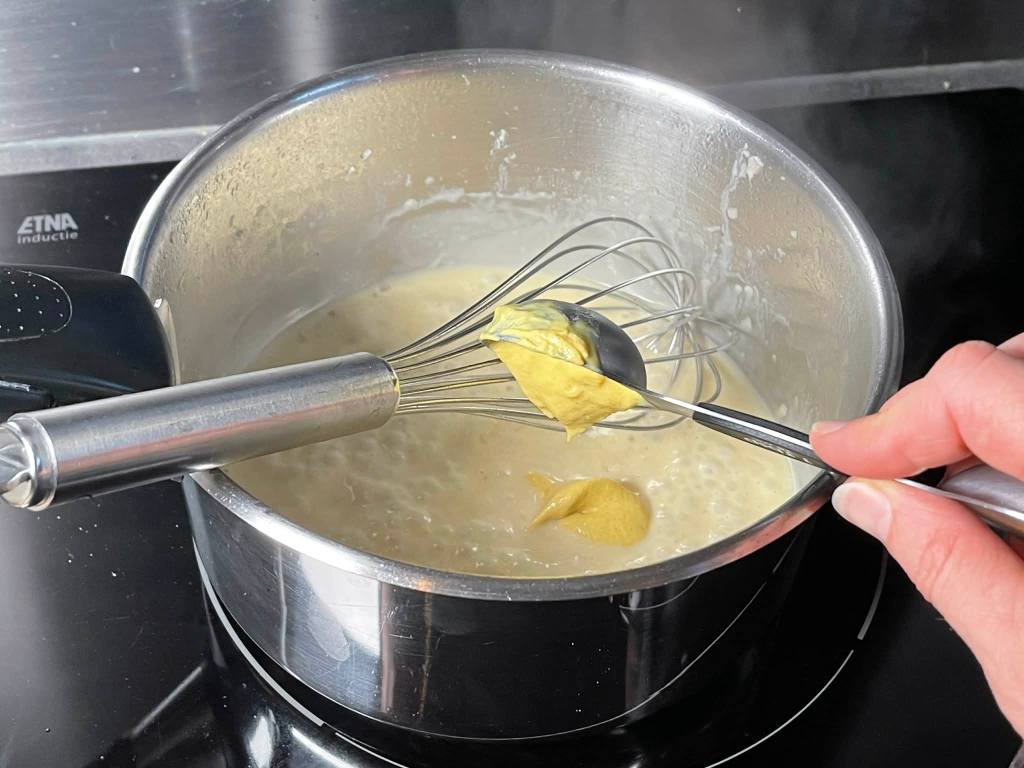 Garstyčių padažas, garstyčios dedamos į puodą