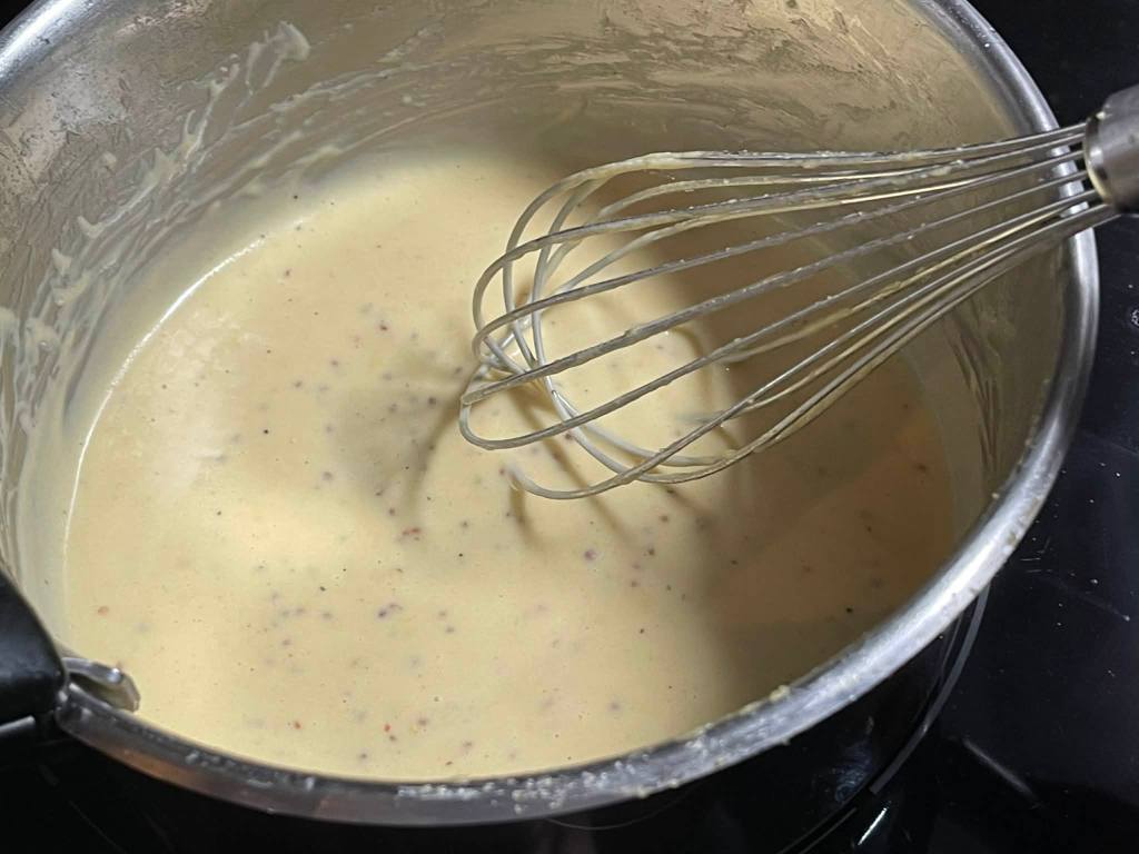 Garstyčių padažas verdamas puode