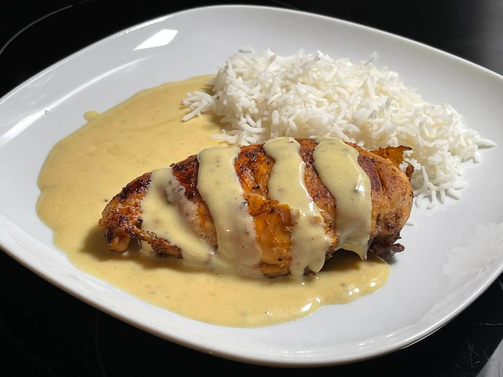 Garstyčių padažas su svieste kepta vištienos krūtinėle ir ryžiais