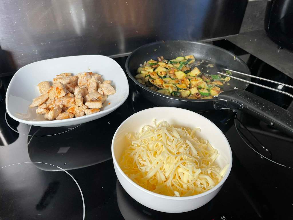 Kišo vištiena ir cukinija apkepintos keptuvėje, sūris sutarkuotas