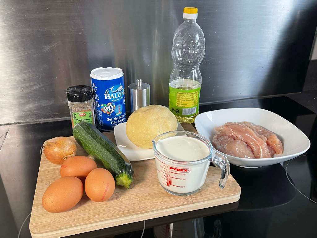 Kišo su vištiena ir cukinija ingredientai