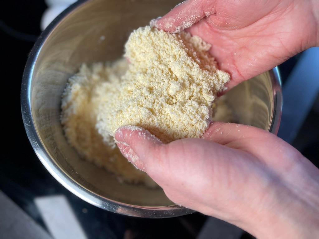 Smėlinė tešla, Pâte sablée, sviestas įtrintas į miltus