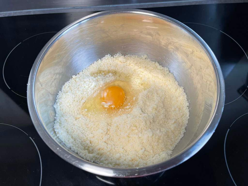 Smėlinė tešla, Pâte sablée, kiaušinis įmuštas į paruoštą masę