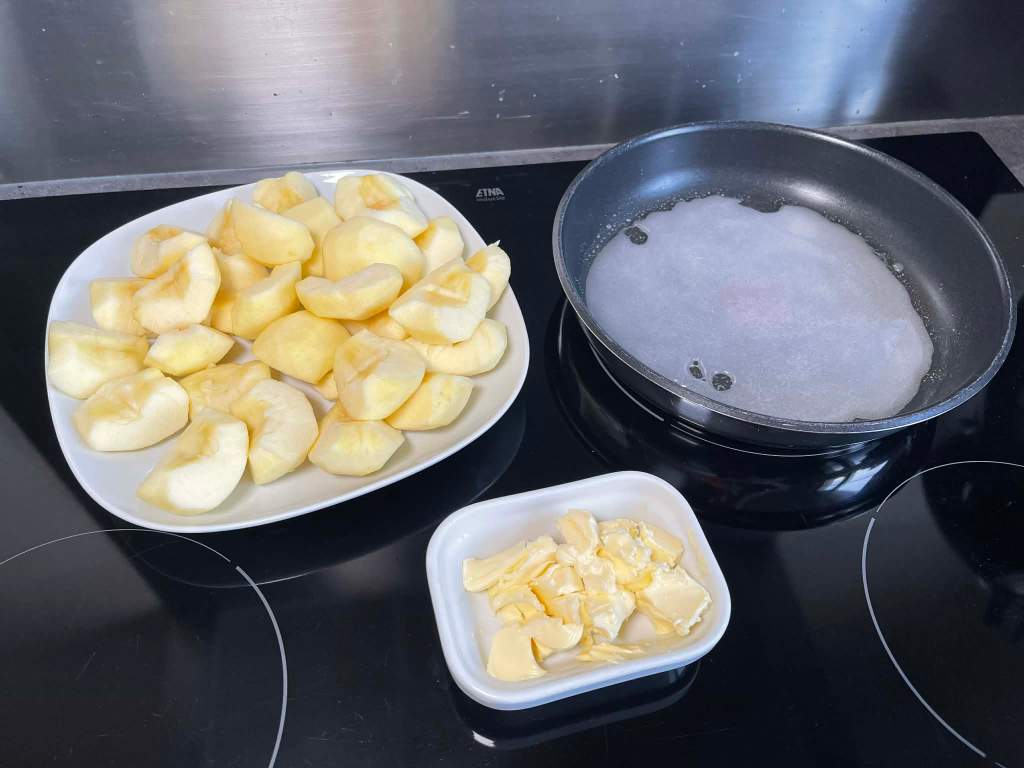 Prancūziškas obuolių pyragas Tarte Tatin, kaitinamas cukrus keptuvėje