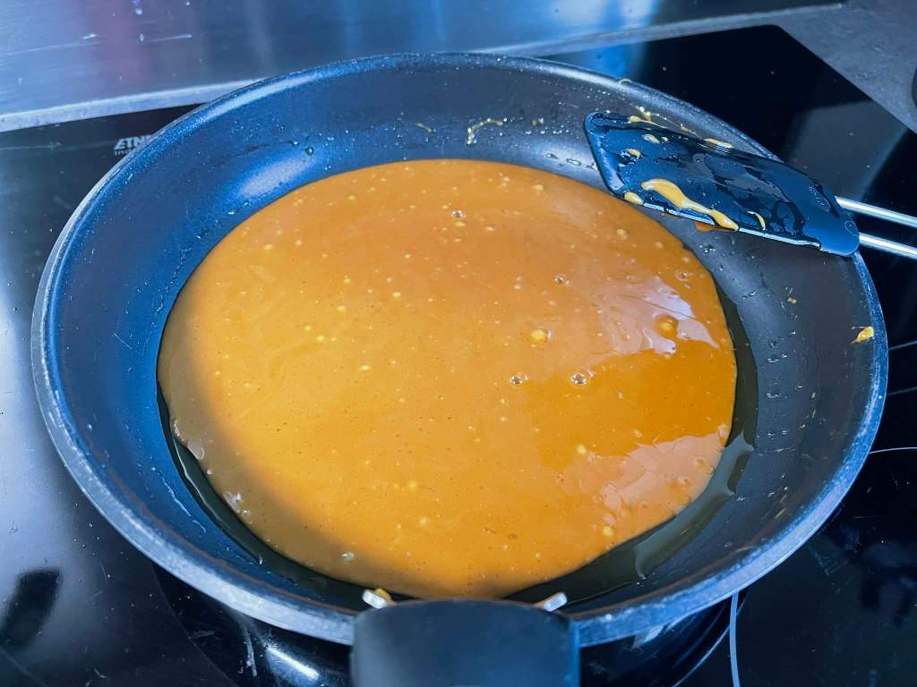 Prancūziškas obuolių pyragas Tarte Tatin, sviestinė karamelė keptuvėje