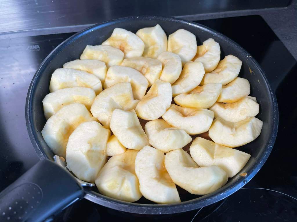 Prancūziškas obuolių pyragas Tarte Tatin, obuoliai ant karamelės keptuvėje