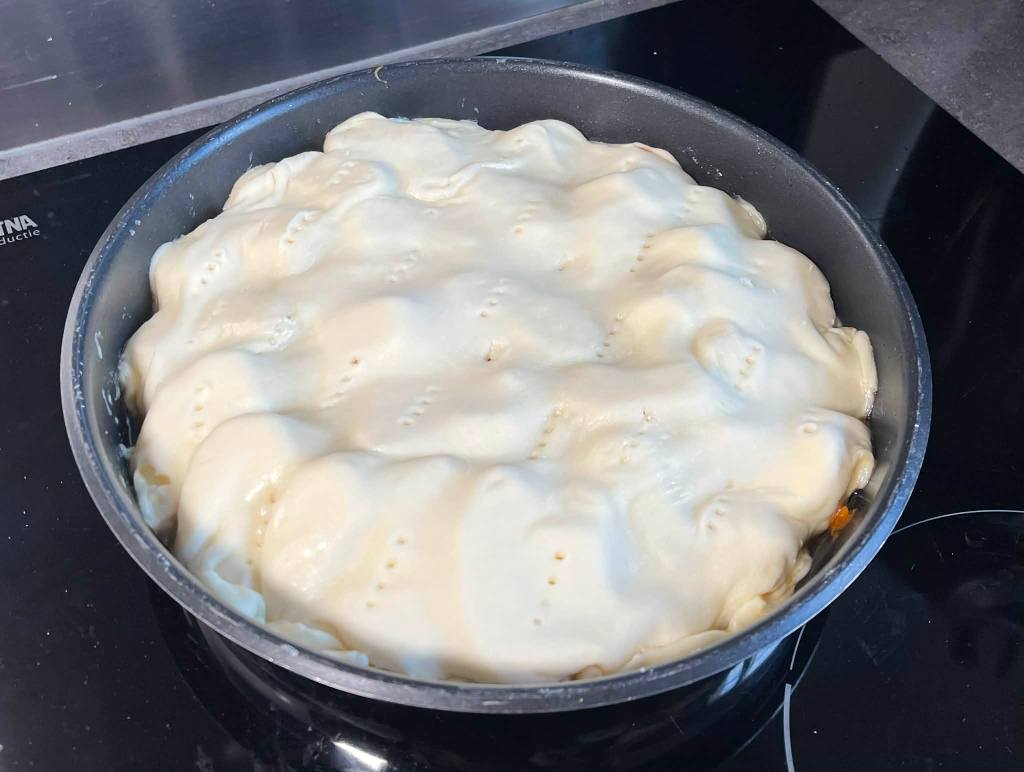 Prancūziškas obuolių pyragas Tarte Tatin, tešla ant obuolių keptuvėje