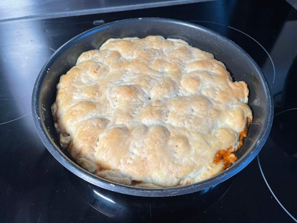 Prancūziškas obuolių pyragas Tarte Tatin ištrauktas iš orkaitės dar ilsisi keptuvėje