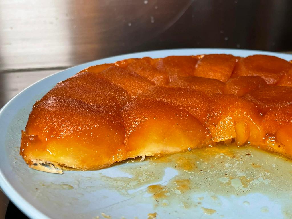 Prapjautas prancūziškas obuolių pyragas Tarte Tatin su karamelizuotais obuoliais