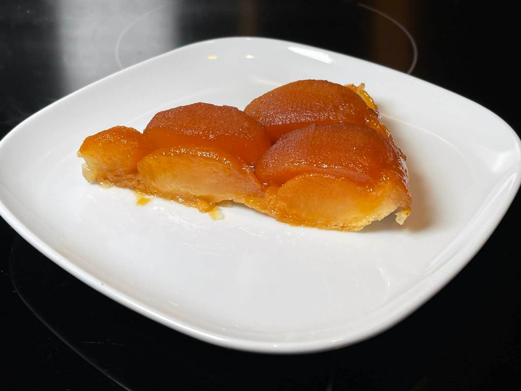 Prancūziškas obuolių pyragas Tarte Tatin, viena porcija