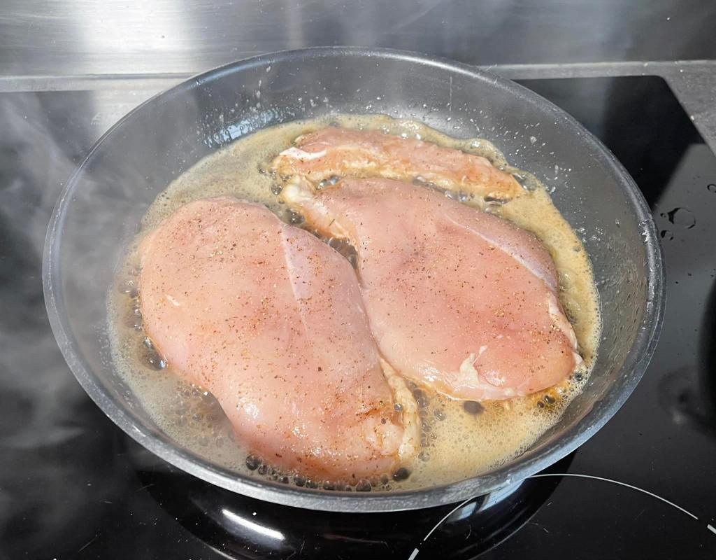 Vištienos krūtinėlė kepa svieste keptuvėje