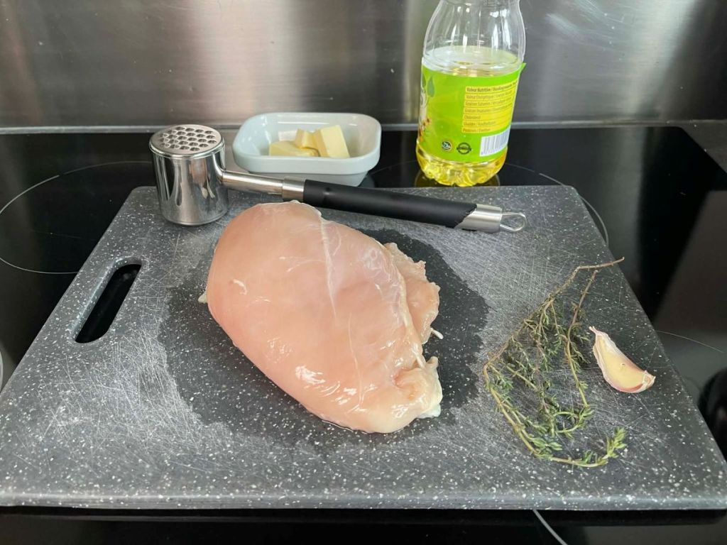 Svieste keptos vištienos krūtinėlės ingredientai.