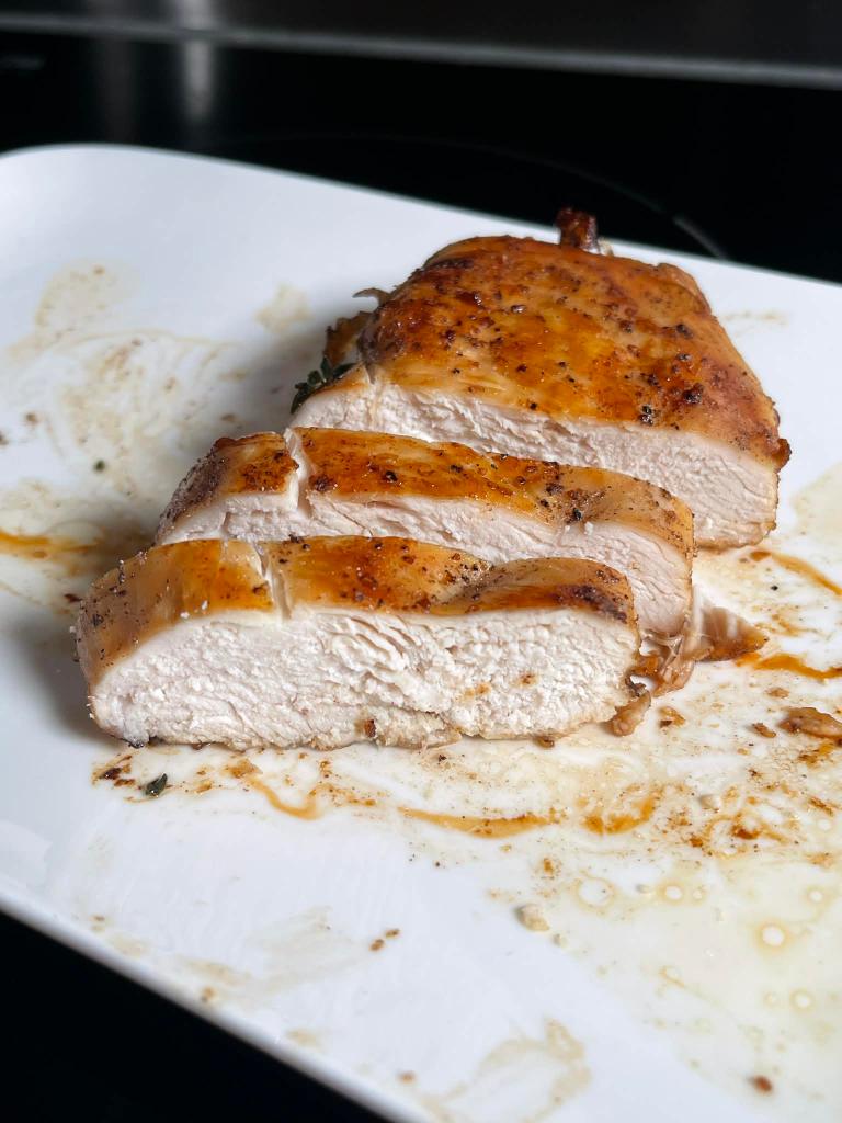 Pjaustyta svieste kepta vištienos krūtinėlė