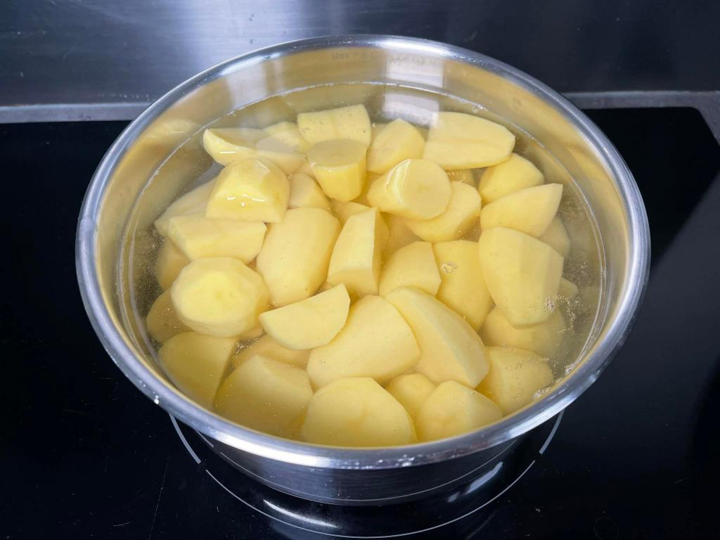 Bulvių košė, puode verdamos nuluptos ir supjaustytos bulvės