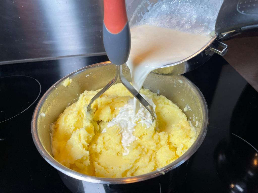 Bulvių košė, į puode sutrintas bulves pilamas karštas pienas