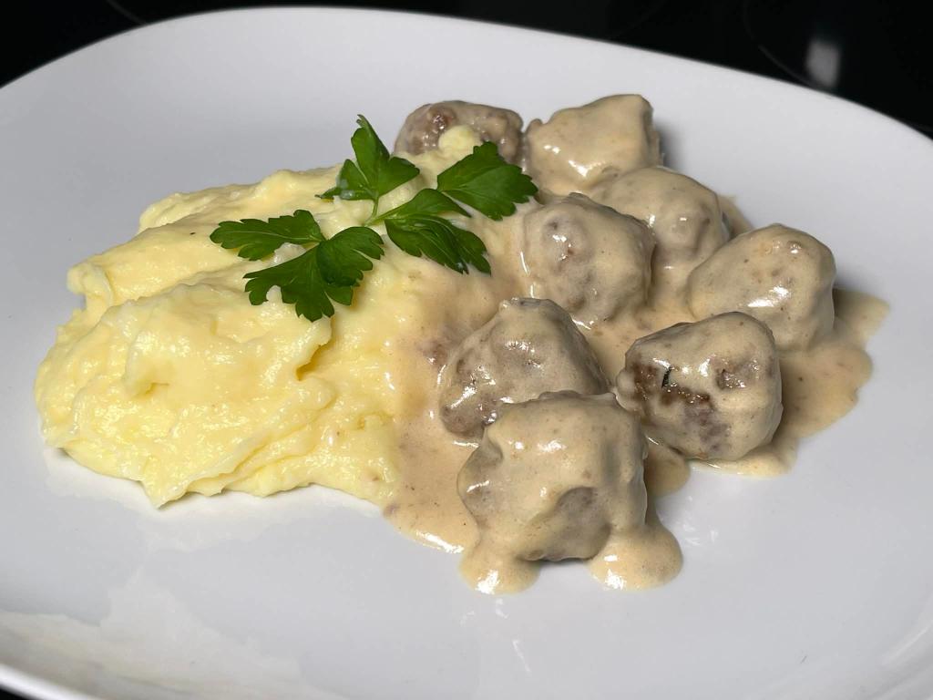 Bulvių košė su mėsos kukuliais ir padažu