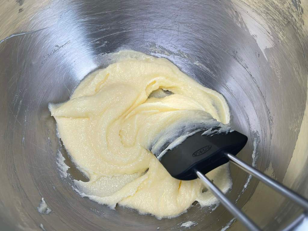 Kačių liežuvėliai, bliūde sviestas sumaišytas su cukrumi