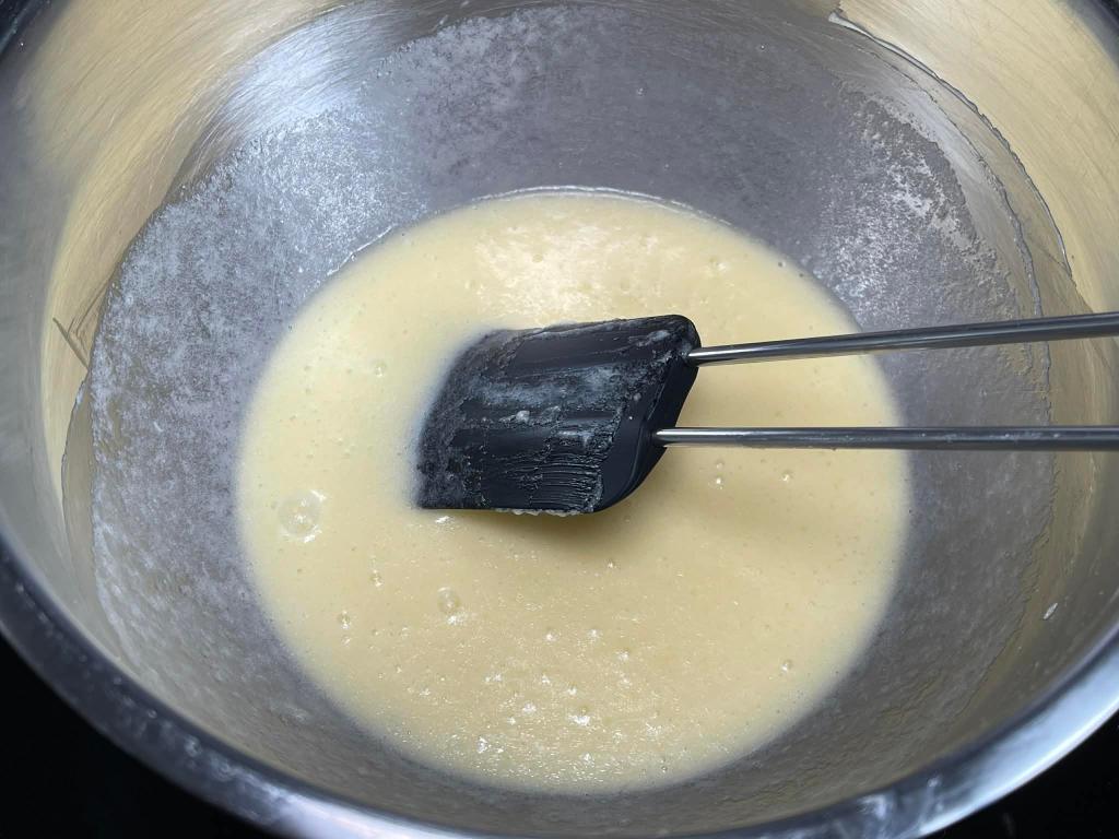 Kačių liežuvėliai, sviesto, cukraus ir kiaušinių baltymų mišinys bliūde