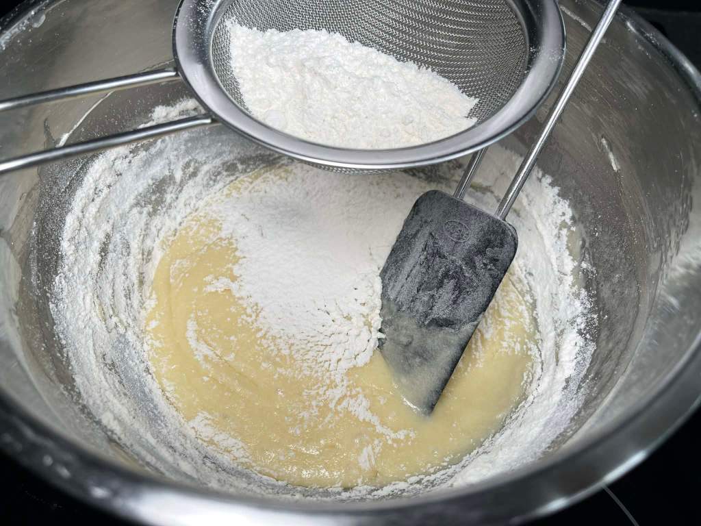 Kačių liežuvėliai, į paruoštą mišinį įmaišomi miltai