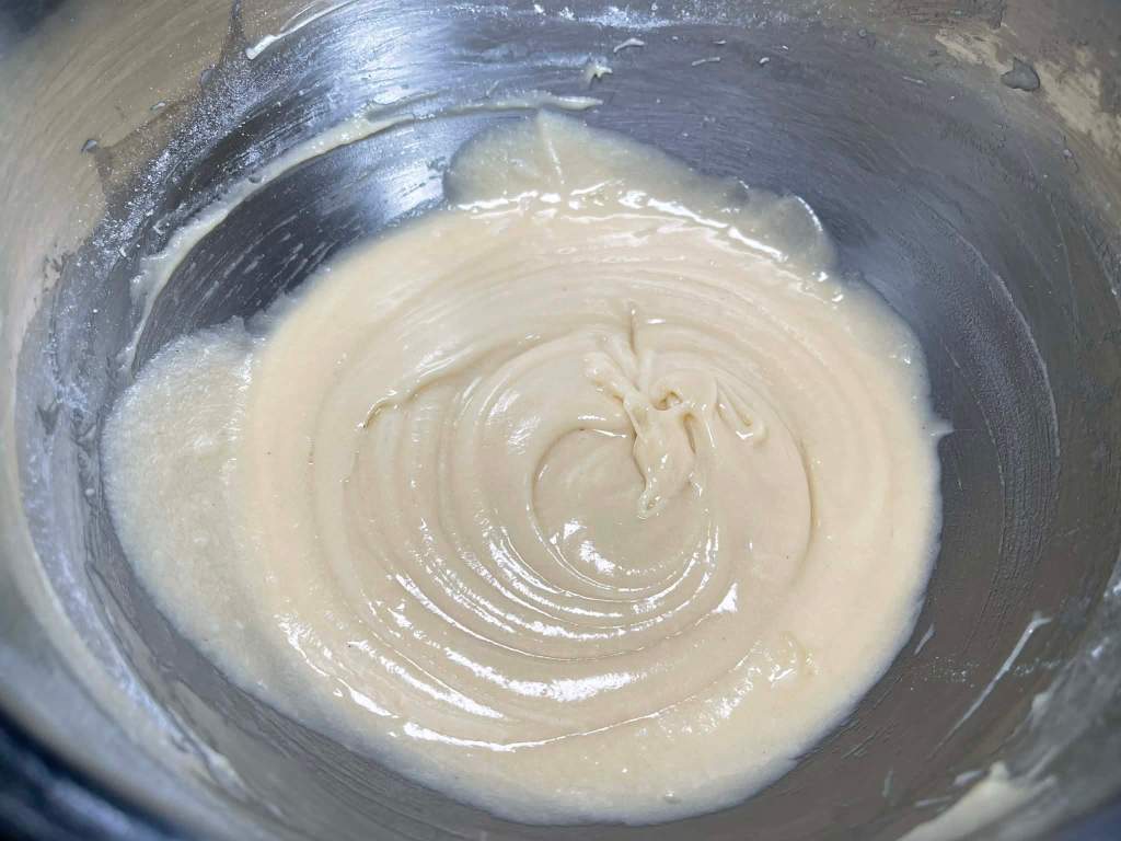 Kačių liežuvėliai, paruošta sausainių tešla