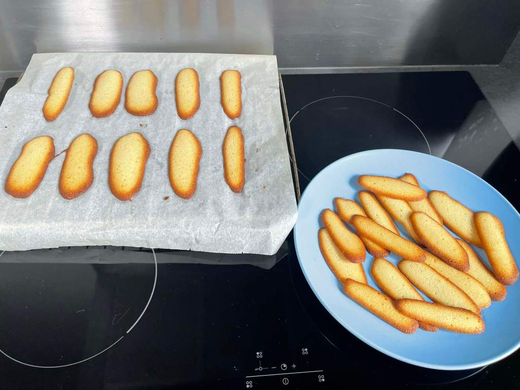 Iškepti kačių liežuvėliai ant kepimo popieriaus ir lėkštėje