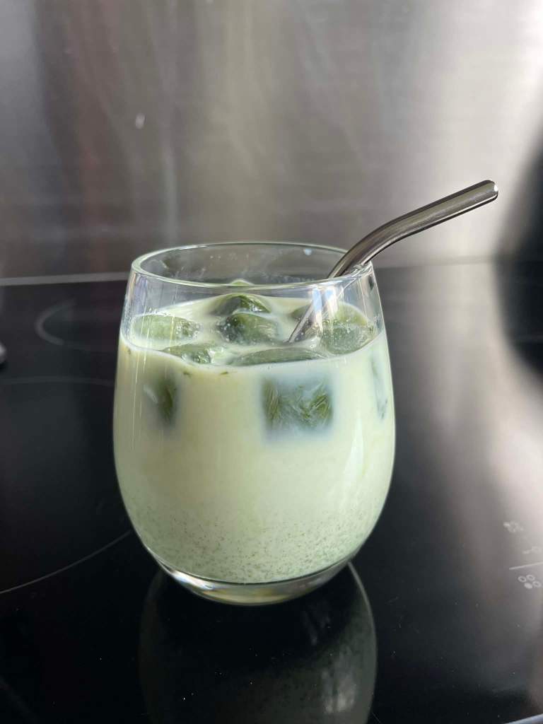Ledinė matcha latte su matcha ledukais