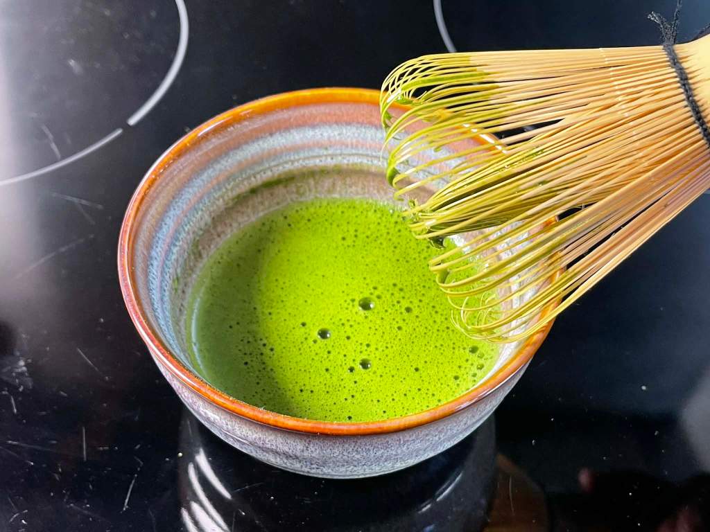 Matcha ledukai, išplakta bambukine šluotele