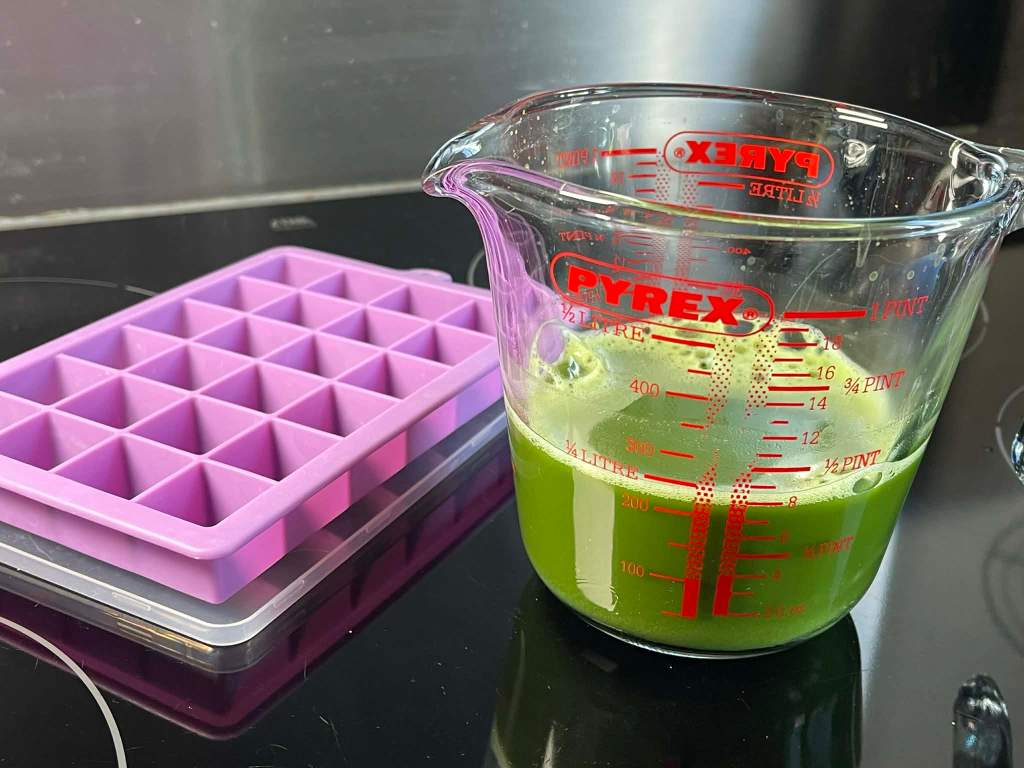 Matcha ledukai, paruoštas mišinys atvėsinamas stikliniame inde