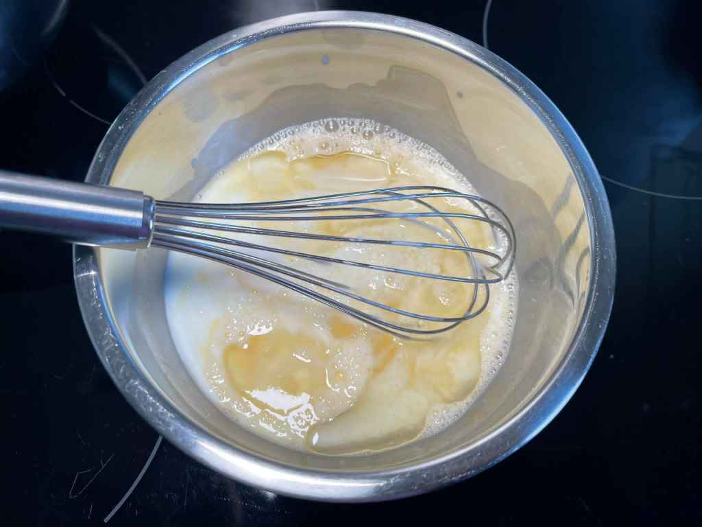 Mufinai, skysti ingredientai dubenyje