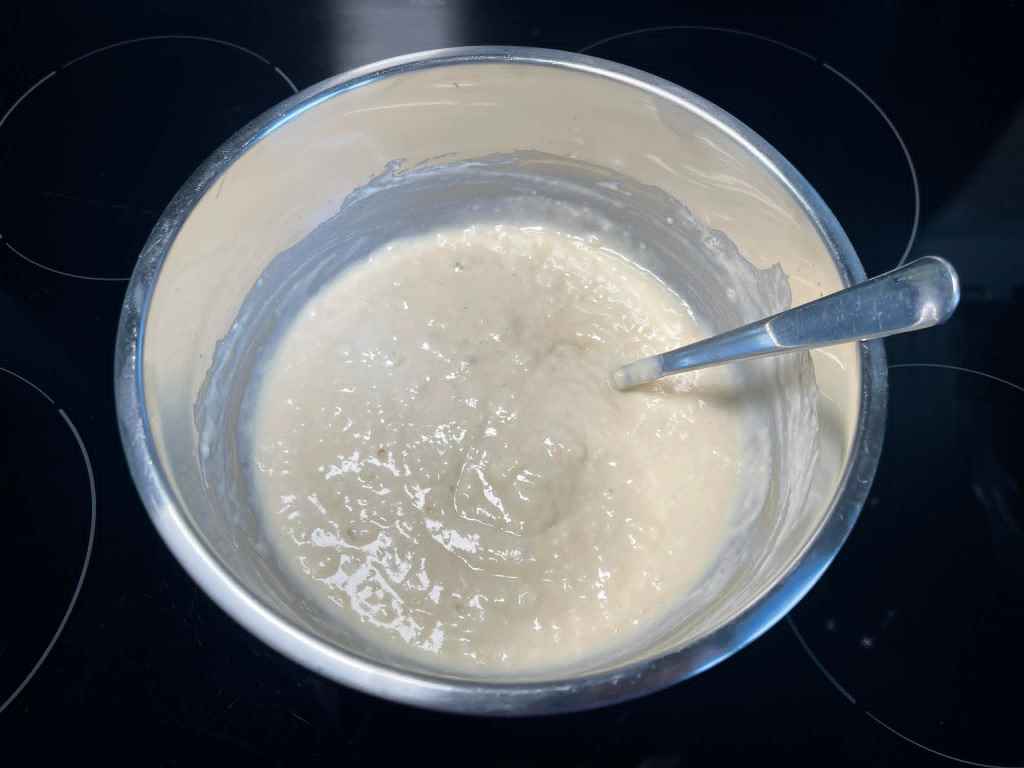 Mufinai, visi ingredientai išmaišyti dubenyje