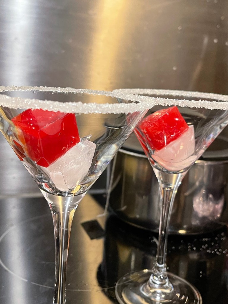 Raudonųjų apelsinų sulčių ledukai kokteilinėse taurėse