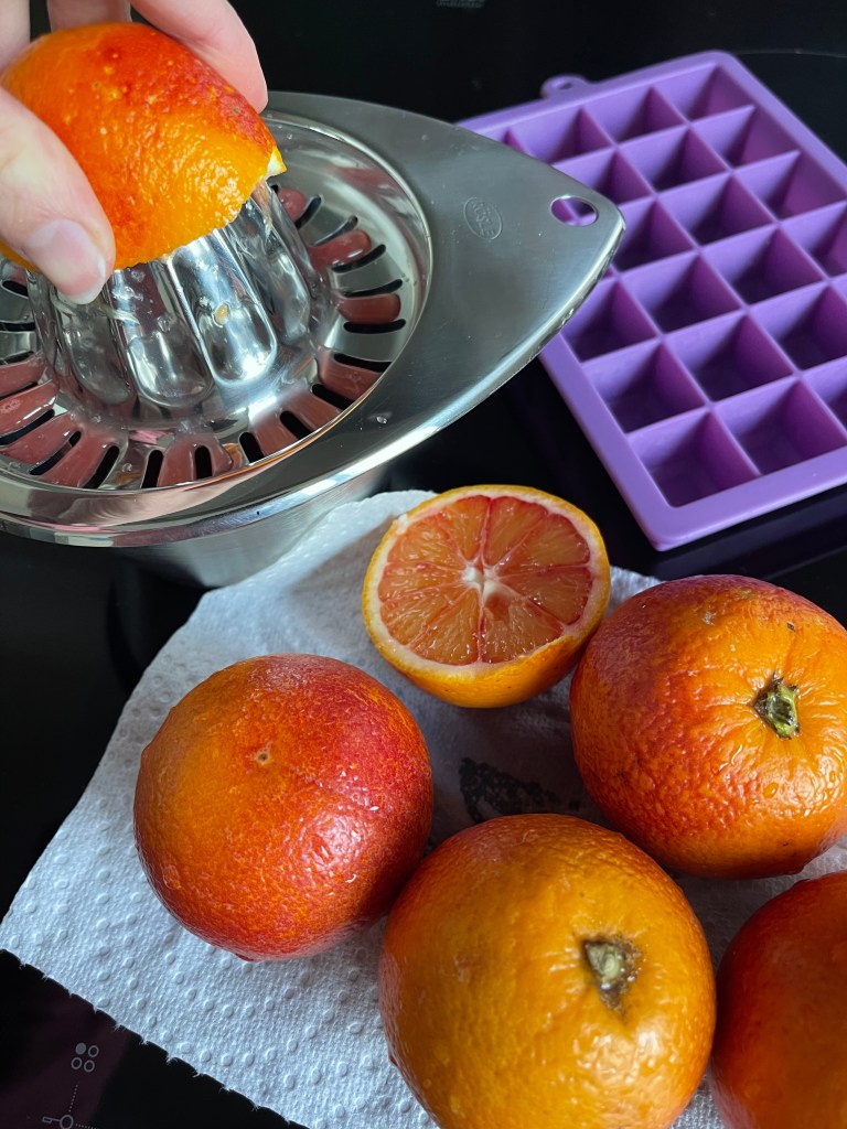 Raudonųjų apelsinų sulčių ledukai, spaudžiamos raudonųjų apelsinų sultys