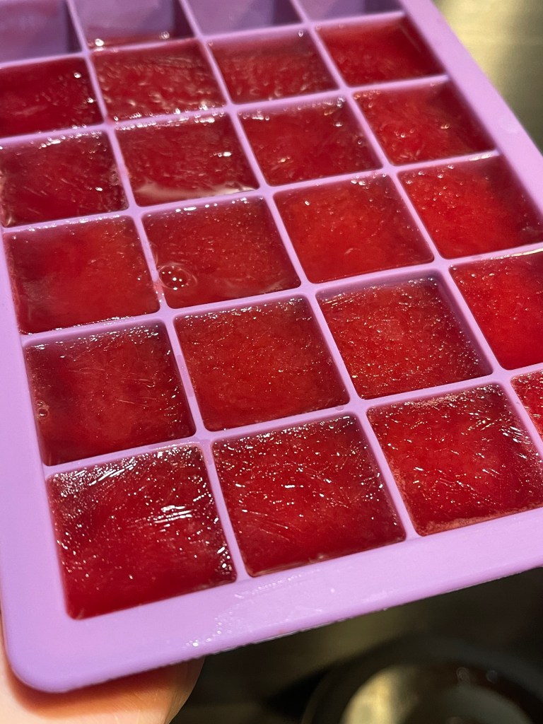 Raudonųjų apelsinų sulčių ledukai formelėse