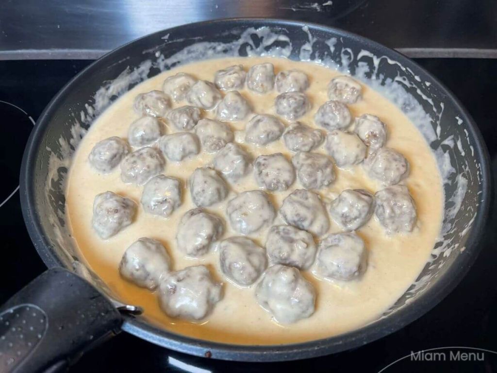 Švediški mėsos kukuliai (Svenska köttbullar) su kremišku padažu