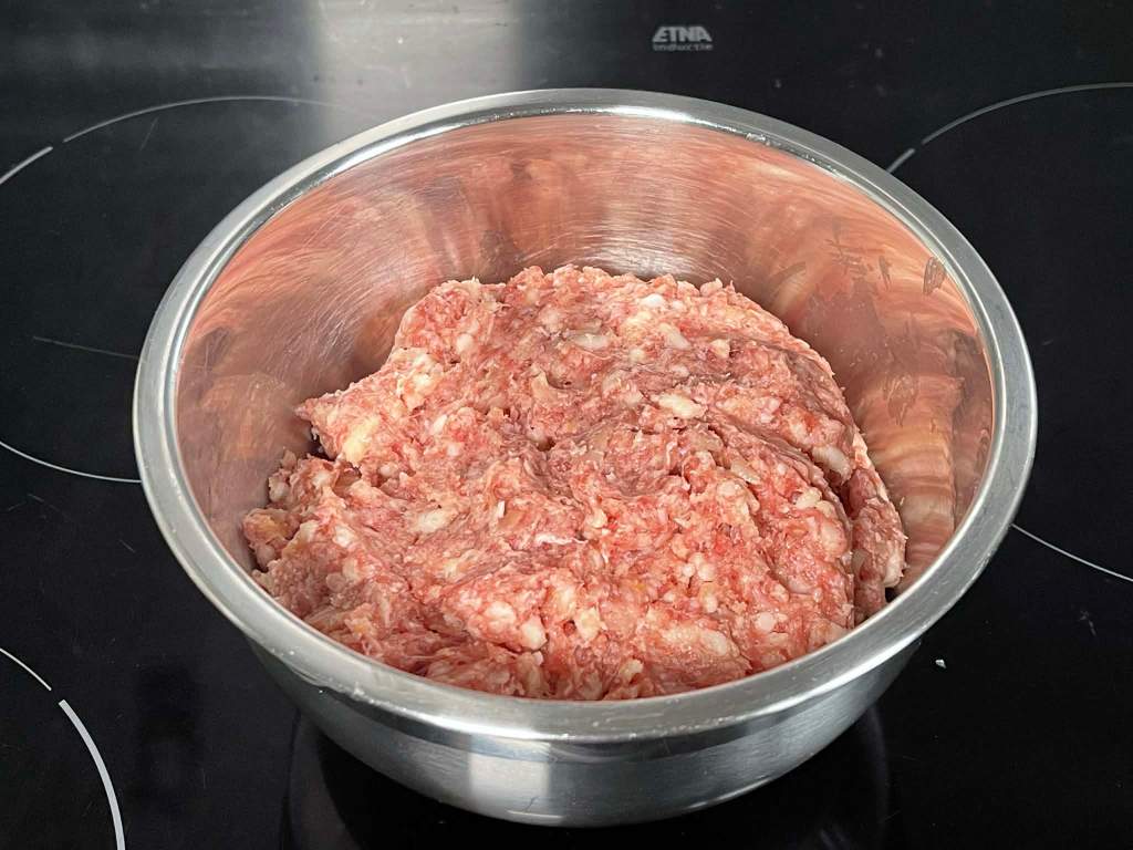 Švediški mėsos kukuliai, pagamintas faršas dubenyje