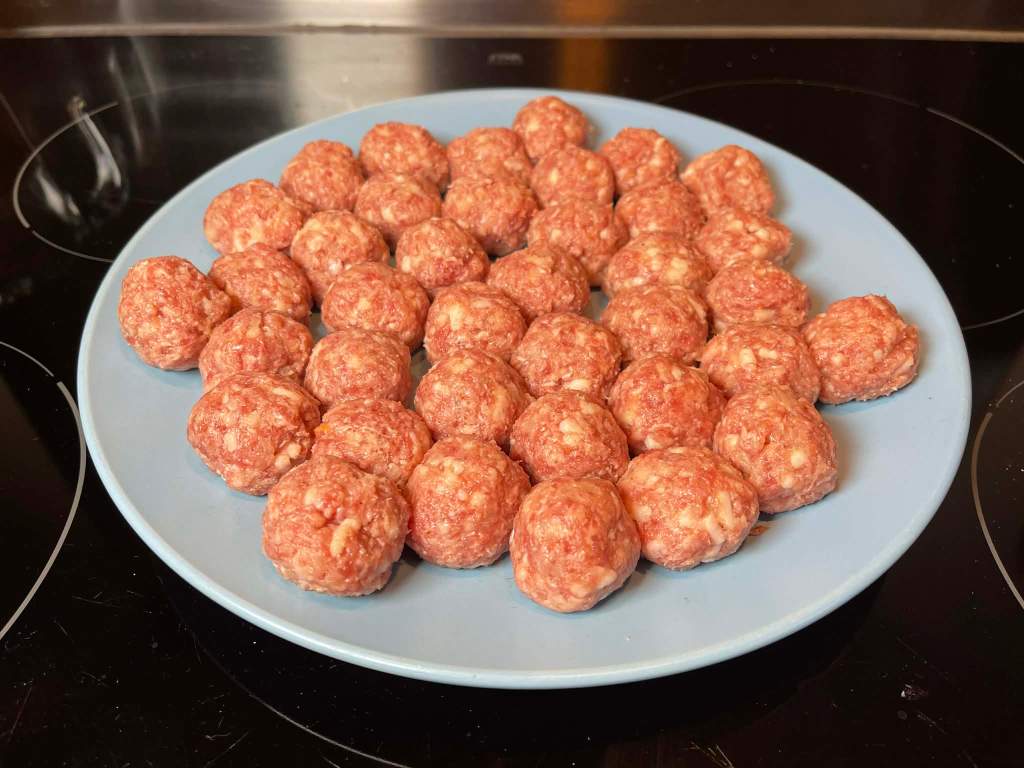 Suformuoti švediški mėsos kukuliai lėkštėje