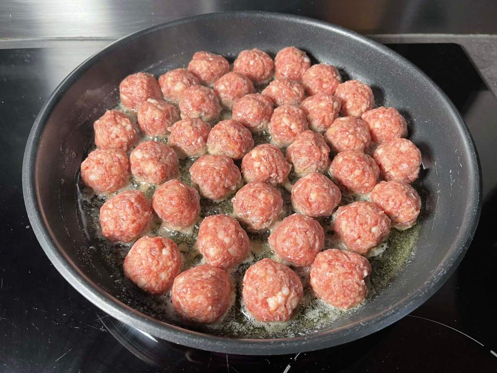 Keptuvėje kepami švediški mėsos kukuliai