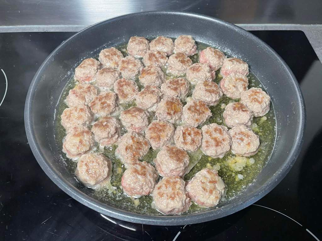 Keptuvėje apkepti švediški mėsos kukuliai