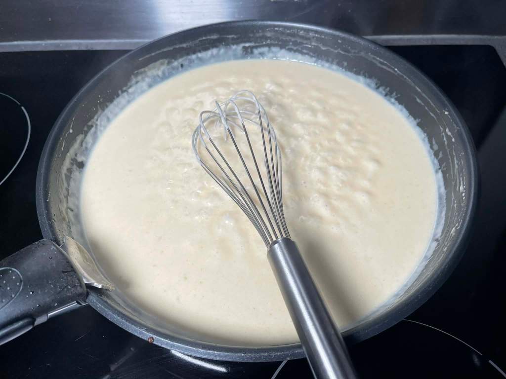 Keptuvėje ruošiamas padažas švediškiems mėsos kukuliams