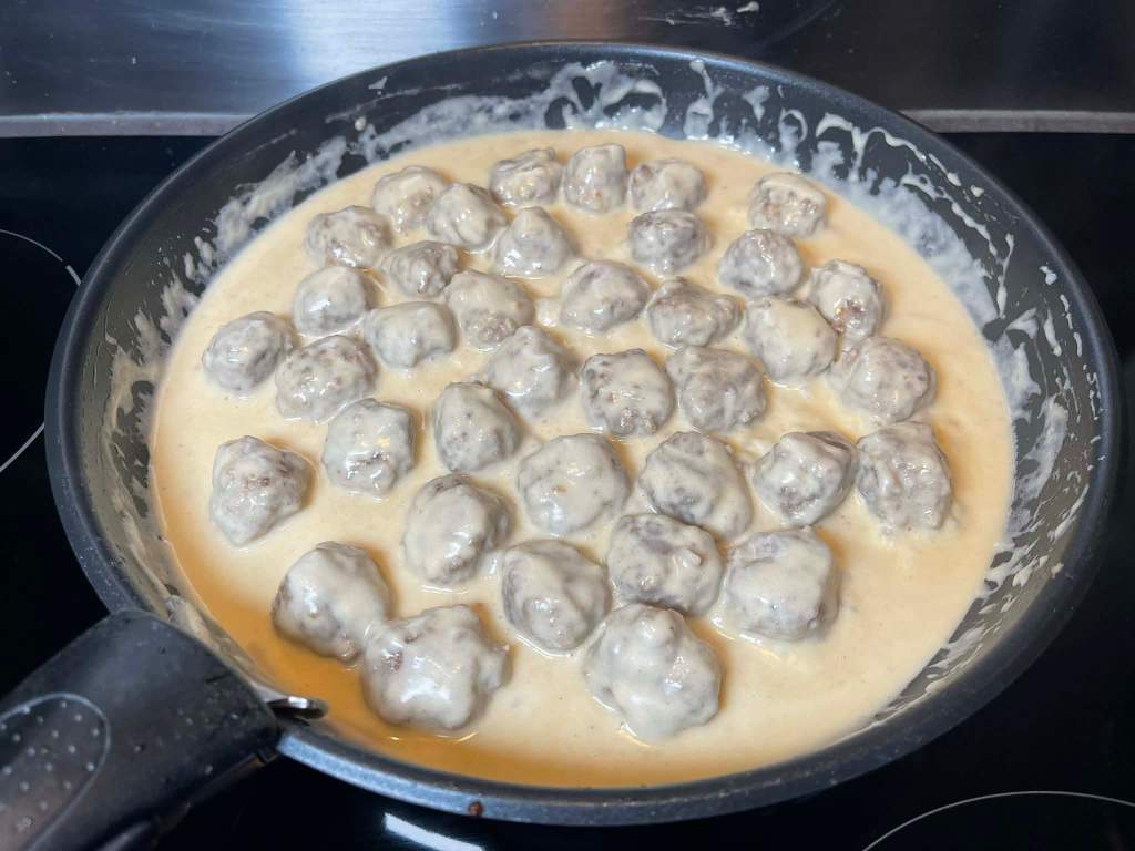 Keptuvėje kepami švediški mėsos kukuliai su kremišku padažu