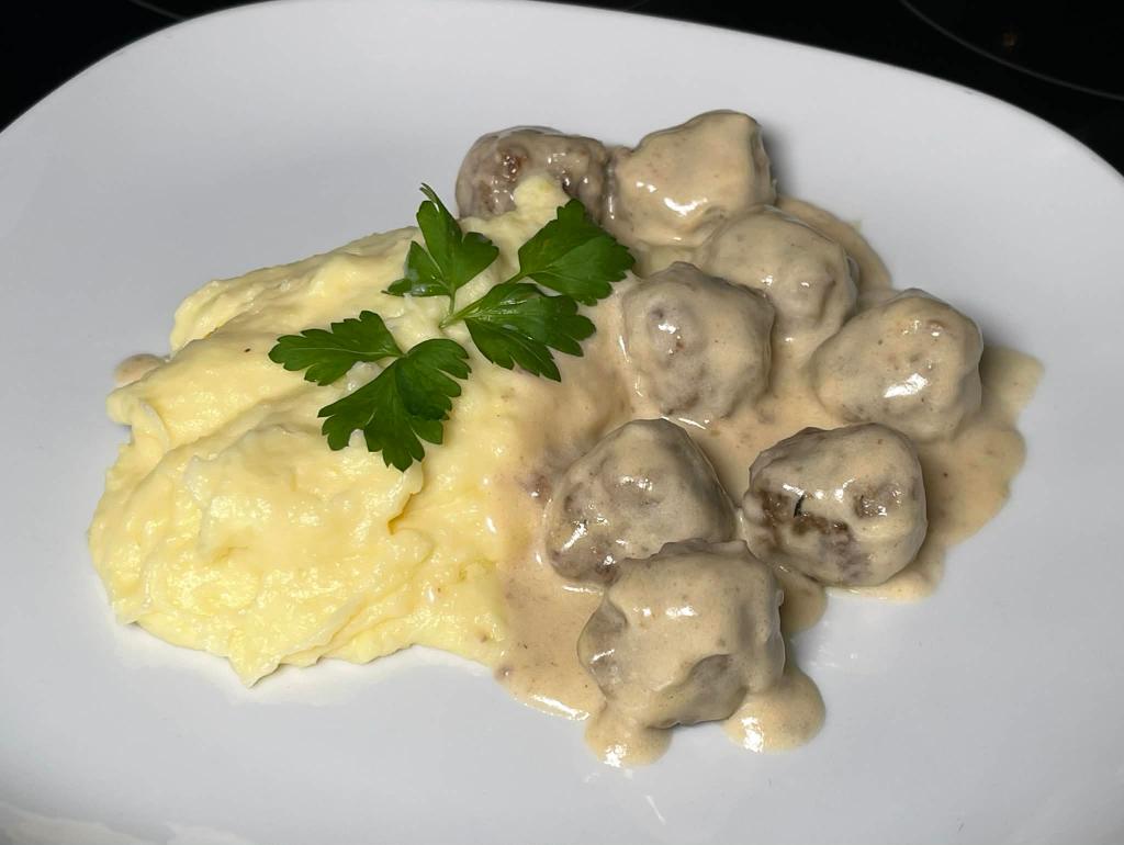 Švediški mėsos kukuliai su kremišku padažu ir bulvių koše