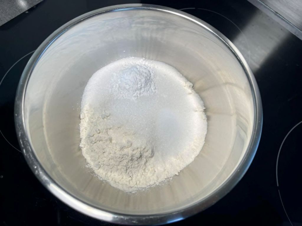 Sausi ingredientai dubenyje gaminti mufinams.