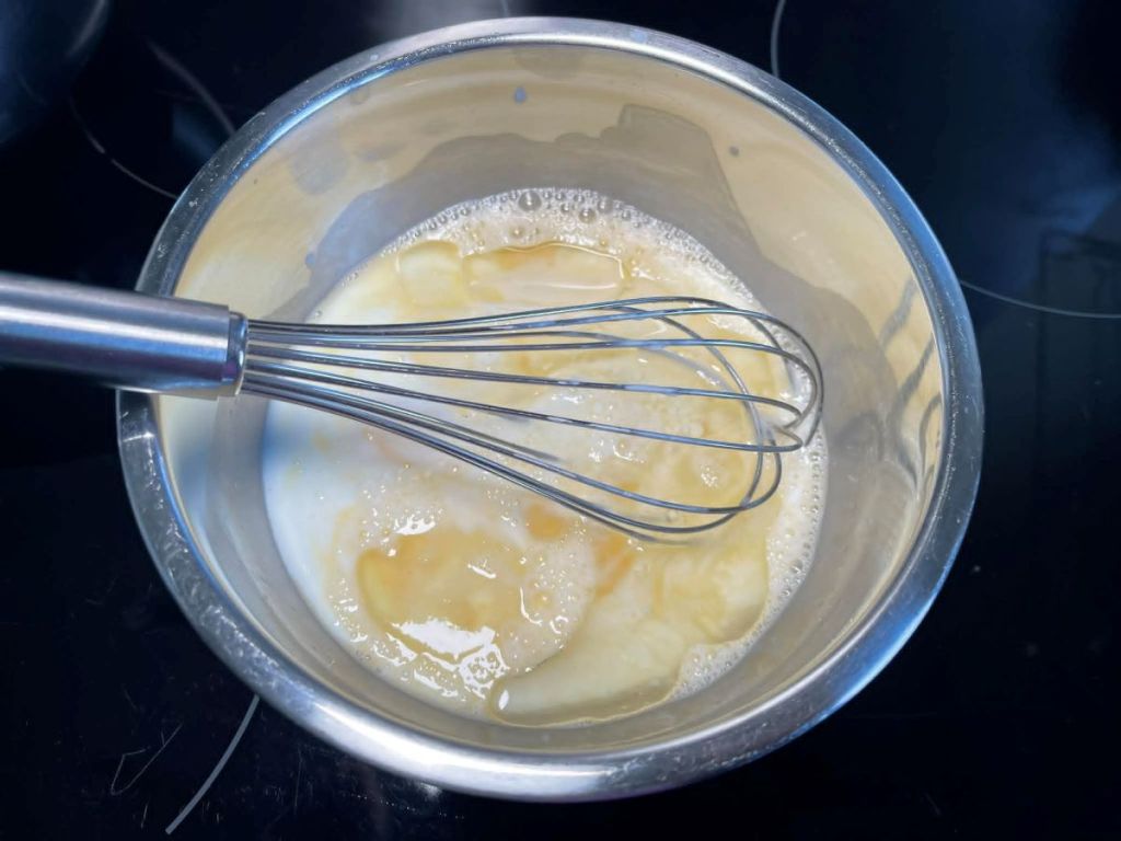 Skysti ingredientai dubenyje gaminti mufinams.