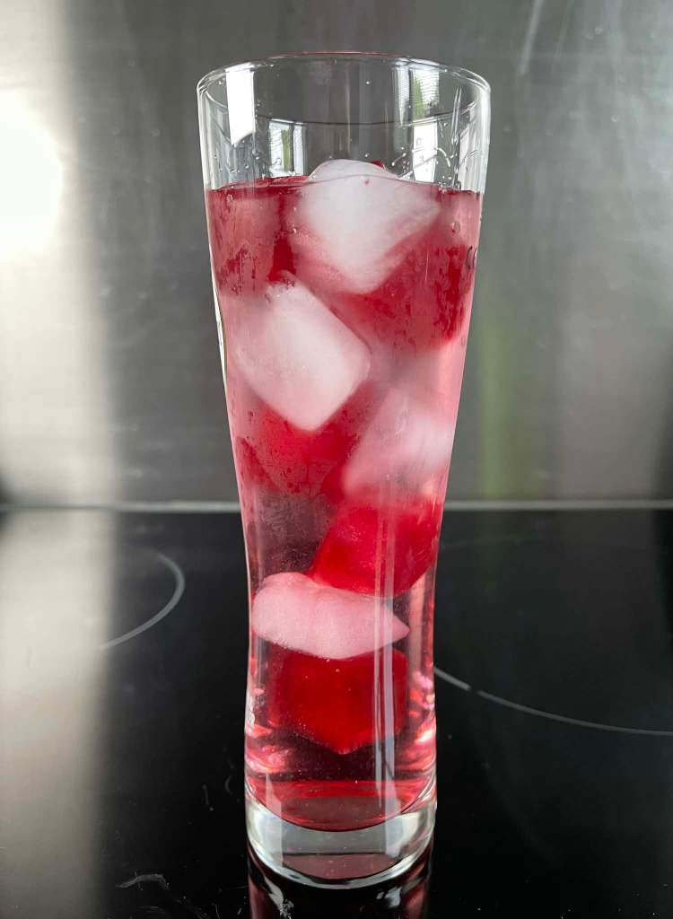 Gėrimas su hibisko (kinrožės) arbatos ledukais